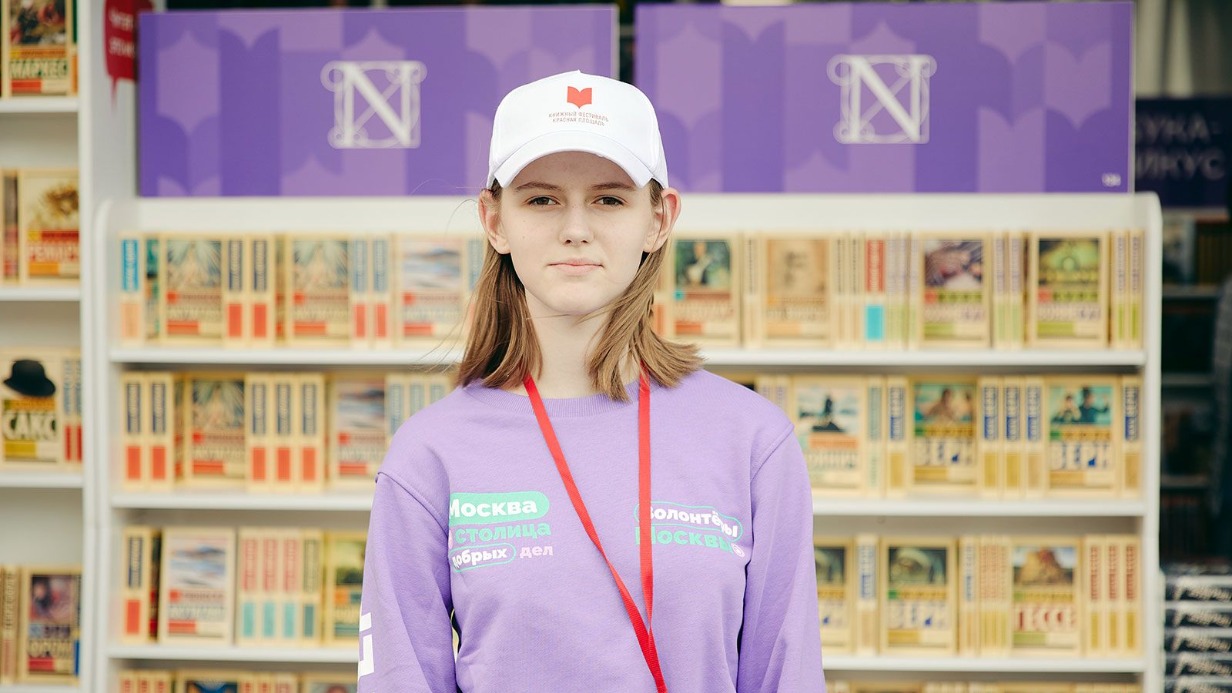 Более 350 москвичей станут волонтерами книжного фестиваля «Красная площадь»