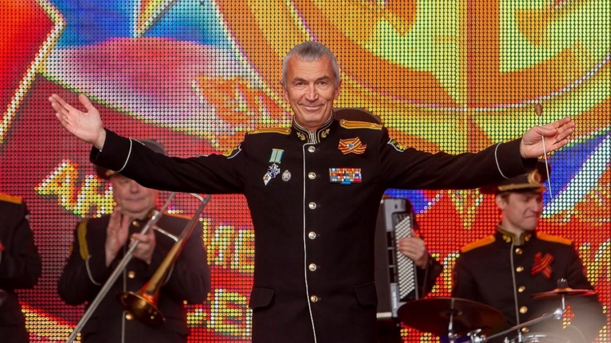 Художественный руководитель ансамбля Дмитрий Акманов имеет звание капитан 2-го ранга запаса