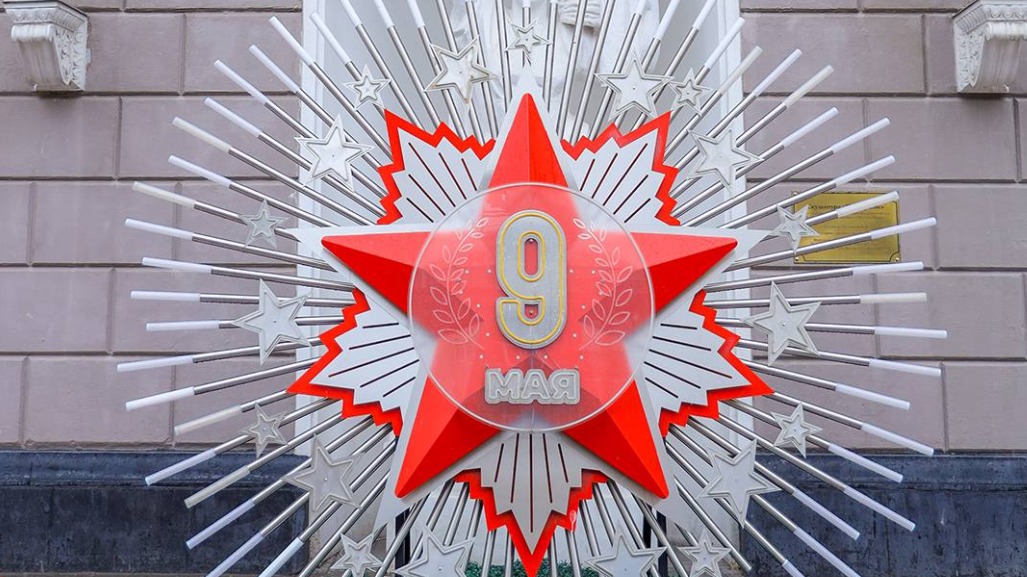 Тематические инсталляции в преддверии Дня Победы установили у 11 станций метро