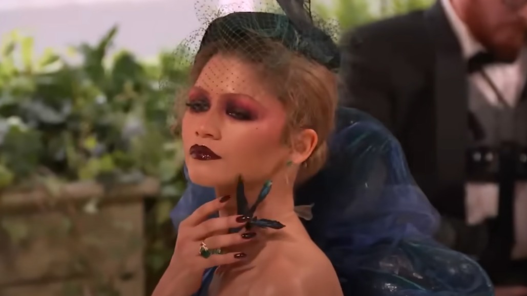 «Суровая проститутка»: в Сети оcудили яркий макияж Зендеи для Met Gala