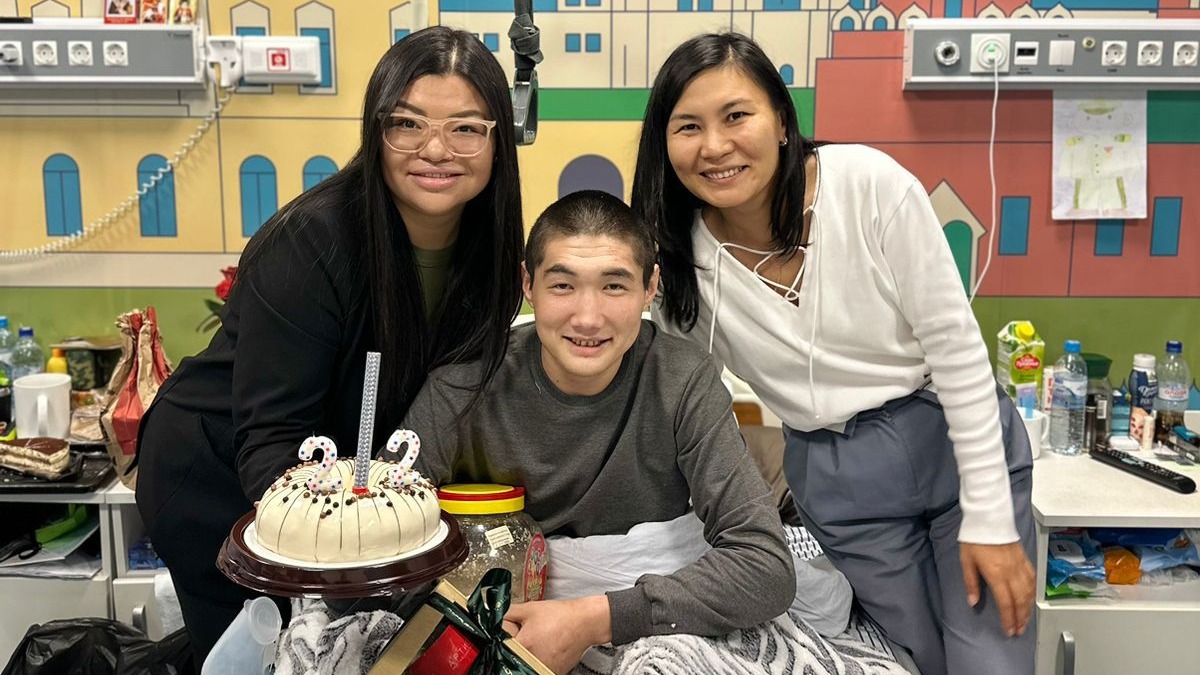 Председатель Молодежного совета при Постоянном представительстве Республики Алтай в Москве Эмилия Дмитриева (слева), боец с позывным «Артист» и координатор по вопросам СВО Постоянного представительства Республики Алтай в Москве Анна Ефимова