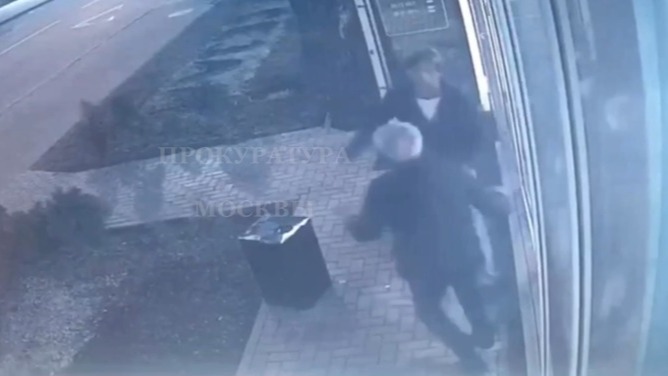 Москвич отправил в нокаут своего знакомого возле кафе в Савеловском районе