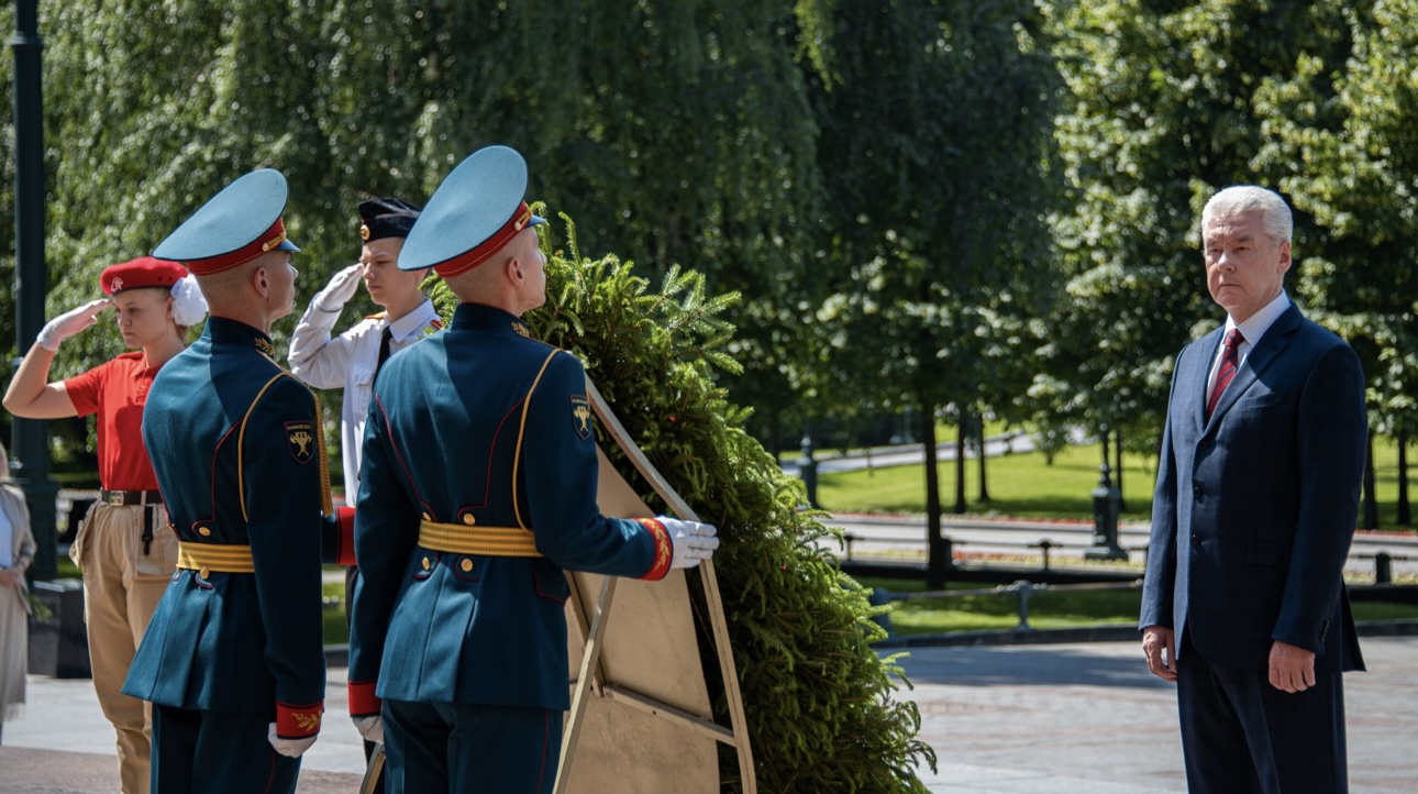 В Петербурге возложили цветы и венки к воинским мемориалам