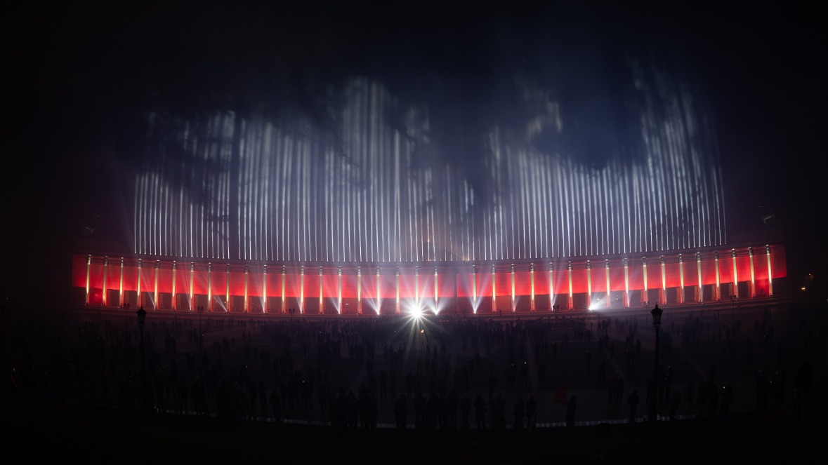 Небо над Музеем Победы осветили «Лучи Победы»