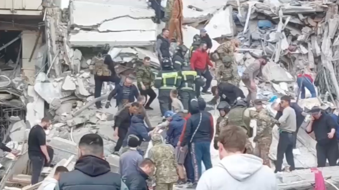 Обрушилась крыша пострадавшего от обстрела жилого дома в Белгороде