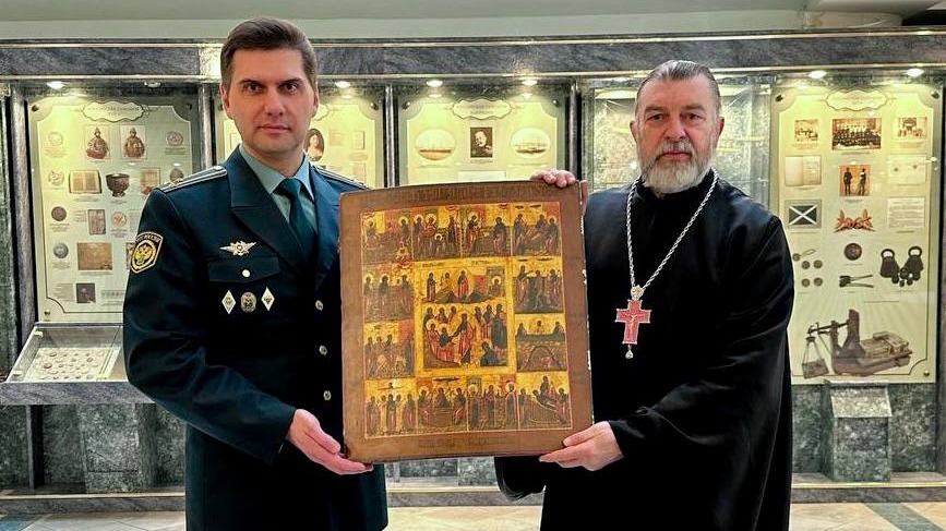 Мужчина попытался вывезти из России 13 ценных икон