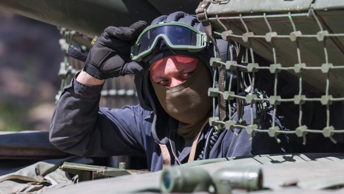 Военнослужащий подразделения подвоза горючего группировки войск «Днепр» по заправке танков Т-90М во время работы в зоне спецоперации 