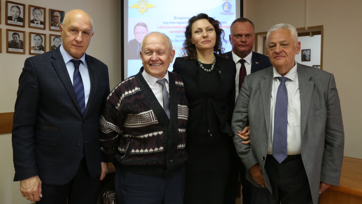 Участники конференции (слева направо): главный научный сотрудник НИИ ФСИН России Геннадий Лесников, профессор Академии управления МВД России Михаил Киреев, сотрудник Антитеррористического центра государств — участников СНГ Юлия Берладир, старший научный сотрудник ВНИИ МВД России Дмитрий Белых-Силаев, советник министра внутренних дел РФ Владимир Овчинский