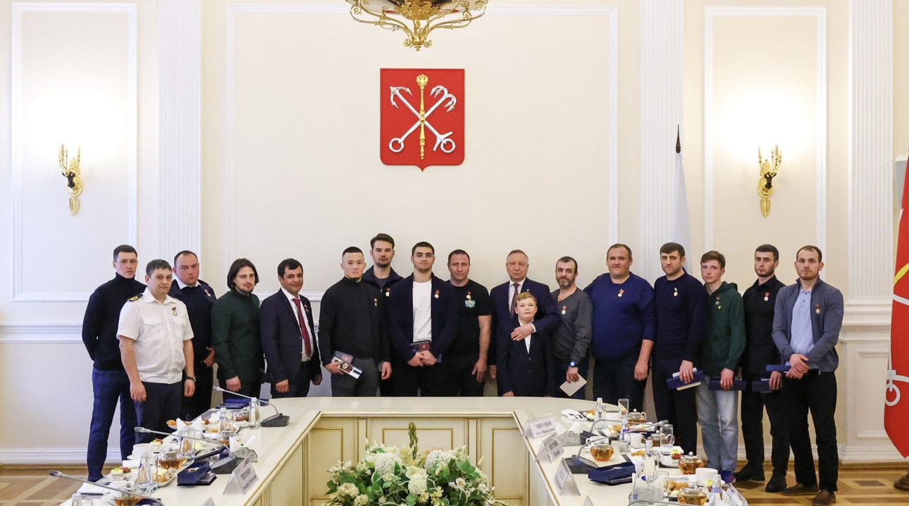 Олег и Матвей Титунины рассказали, как спасали пассажиров автобуса из Мойки