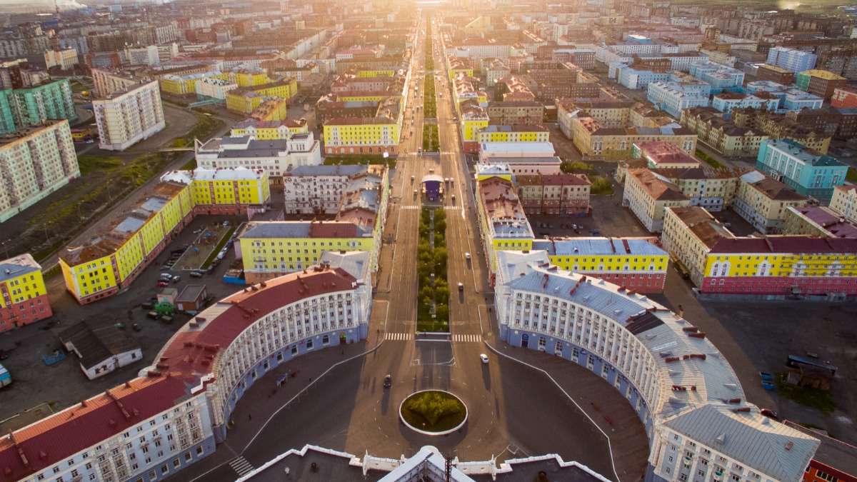 Центральная улица города — Ленинский про- спект. Летом это главное место для прогулок