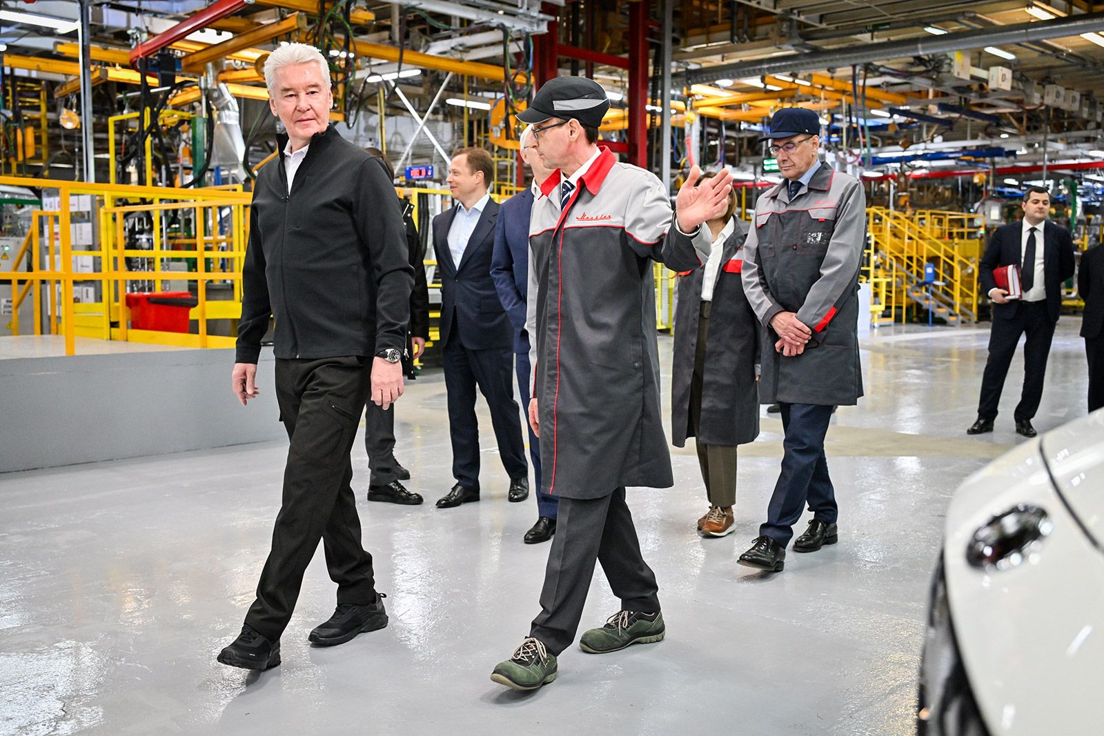 Слева направо: мэр Москвы Сергей Собянин, заммэра по вопросам транспорта Максим Ликсутов (на втором плане) и операционный директор завода «Москвич» Игорь Бойцов дали старт производству автомобилей по технологии полного цикла на предприятии 