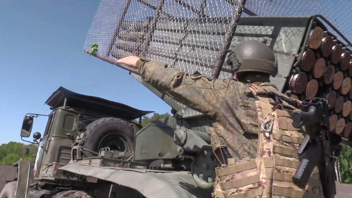 Боевая работа самоходной реактивной системы залпового огня (РСЗО) БМ-21 «Град» артиллерийского подразделения группировки войск «Север» в зоне проведения специальной военной операции