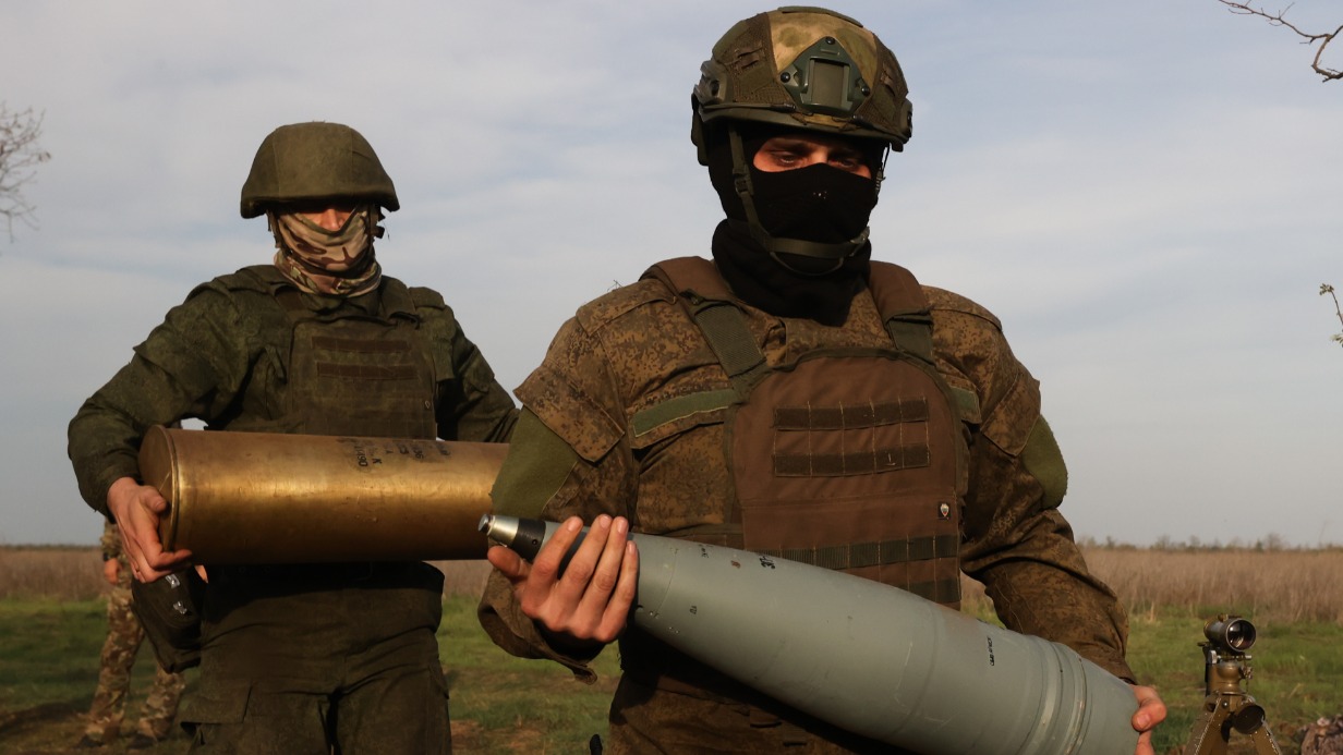 Военнослужащие во время боевой работы артиллерии на запорожском направлении в зоне СВО