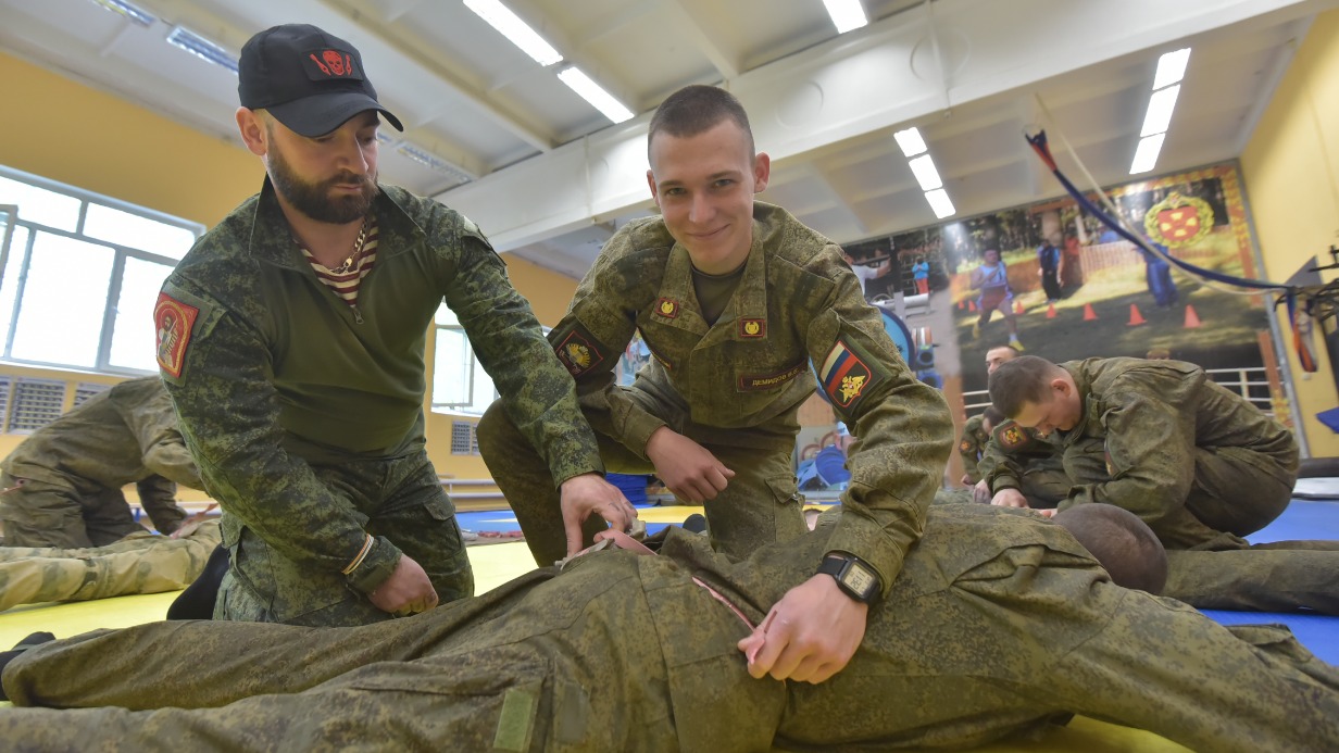 Стажер-инструктор Центра подготовки «Время-Ч» Алексей «Котей» (слева) обучает военнослужащего Владимира Демидова