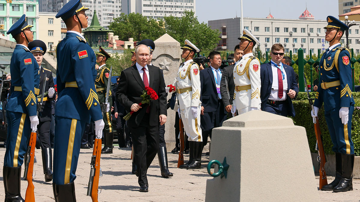 Путин возложил венок к памятнику советским воинам в Харбине