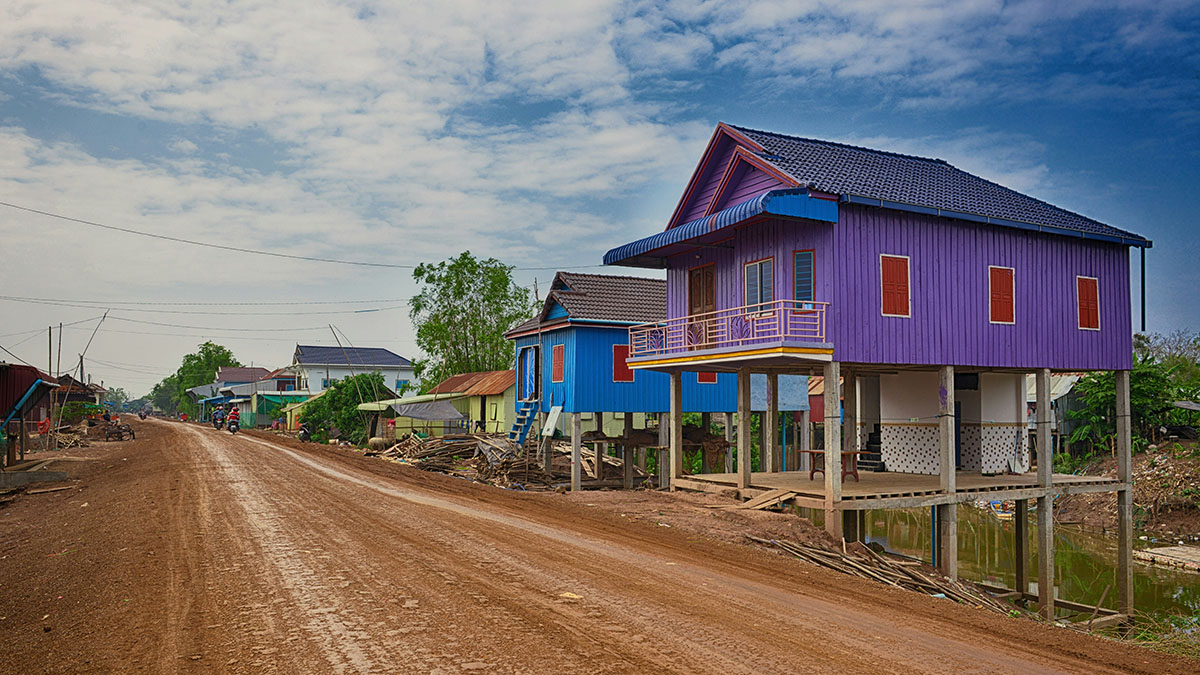 Бандиты похитили женщину в Камбодже и наказали ее тысячей приседаний