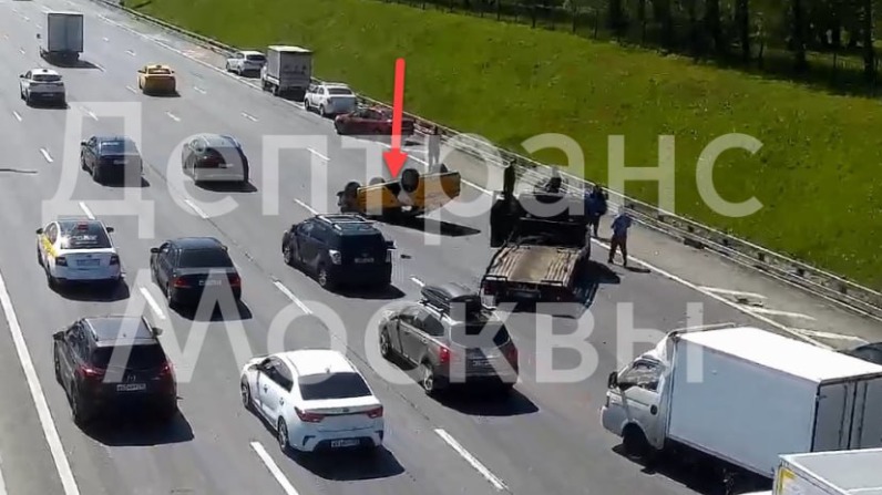 Такси перевернулось в результате ДТП на 108-м километре МКАД