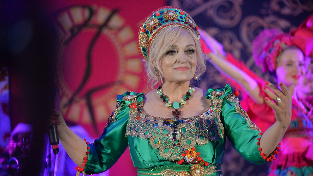 Кокошник Кадышевой выставили на продажу за 350 тысяч рублей