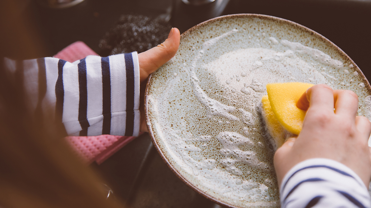Чем опасны губки для мытья посуды