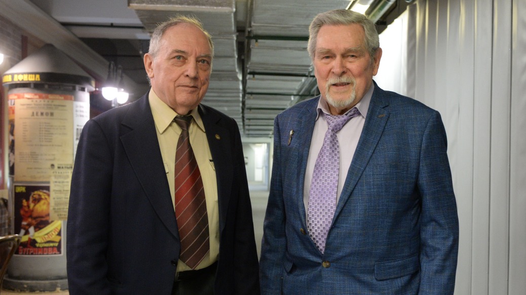 Испытатели Владимир Щербинский (слева) и Вячеслав Перфилкин после записи телебеседы в редакции газеты «Вечерняя Москва»