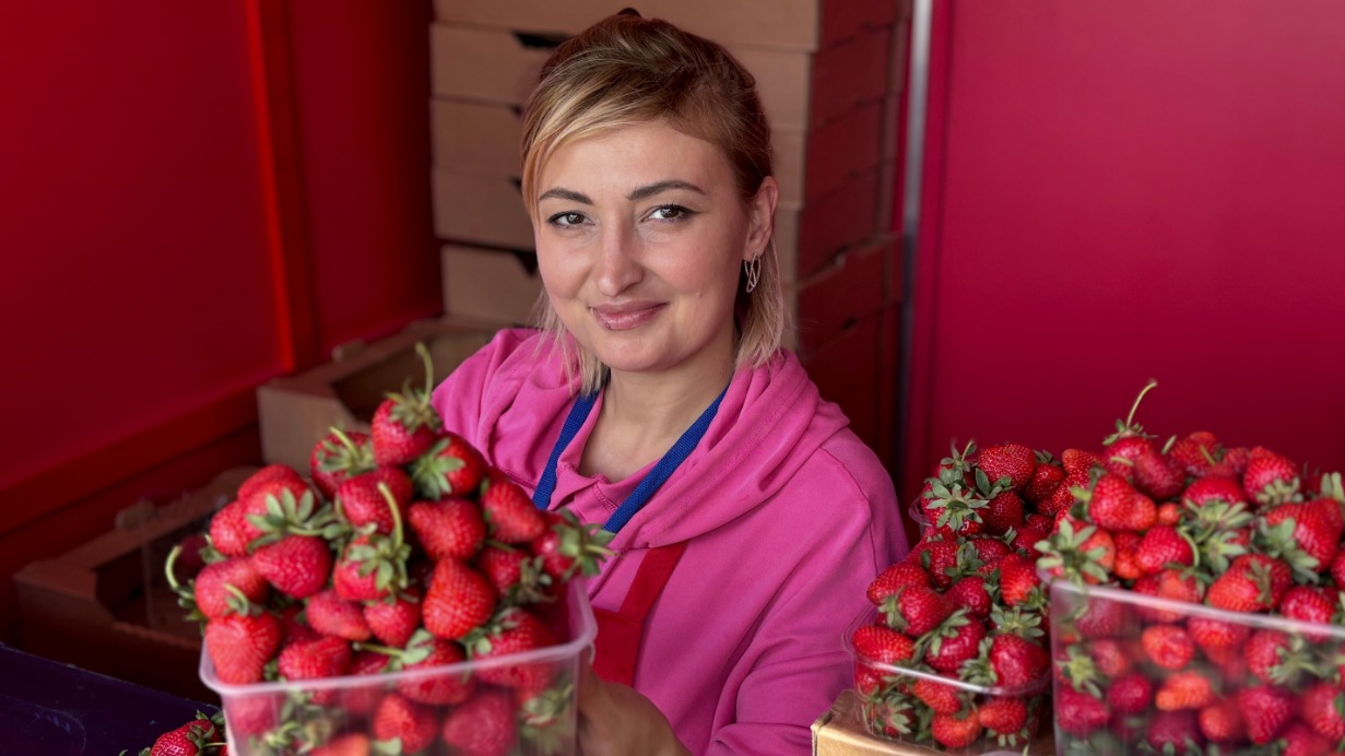 Продавец Инга Чумак с клубникой на Тишинской площади