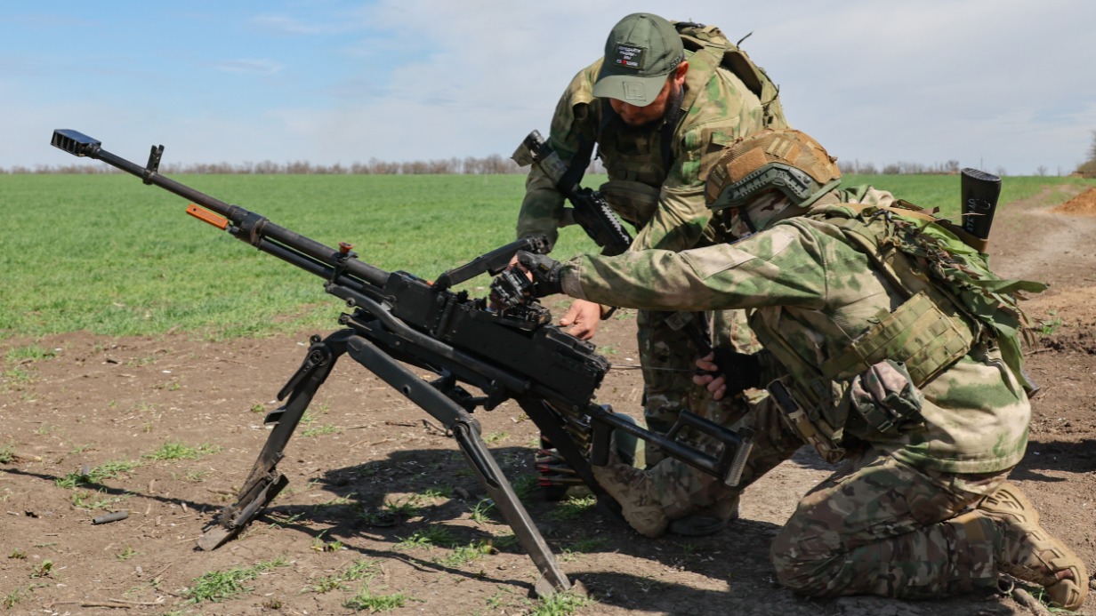 Российские разведчики с крупнокалиберным пулеметом «Корд» на запорожском направлении в зоне СВО