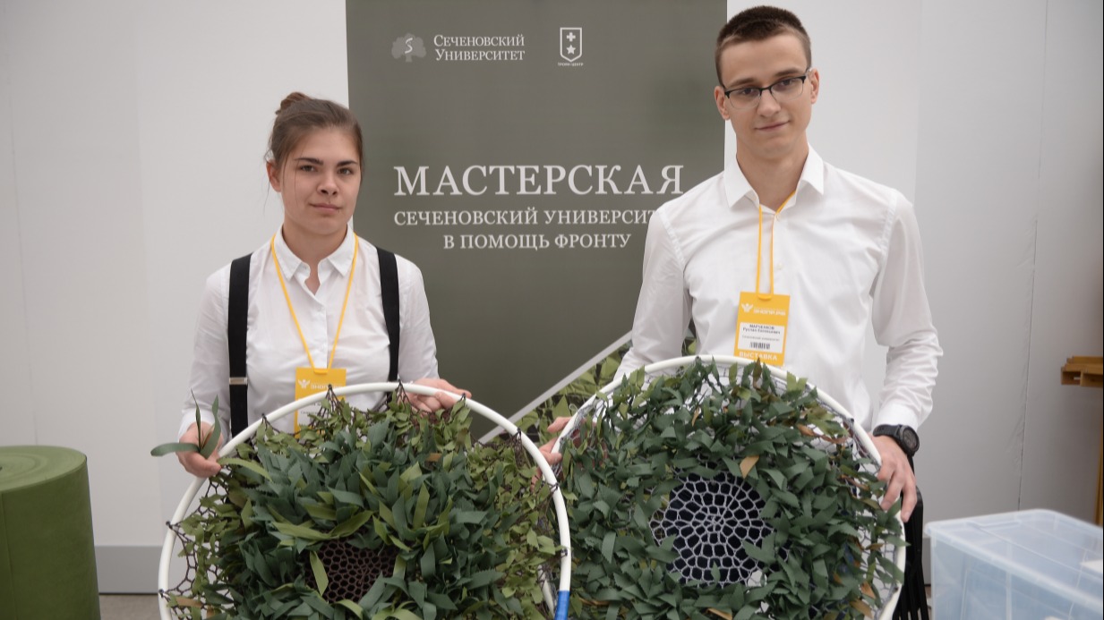 Студенты Сеченовского университета Елизавета Ивасенко и Руслан Марченков плетут маскировочные нашлемники для участников СВО