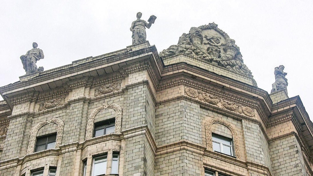 Началась реставрация скульптур на крыше Дома геологов