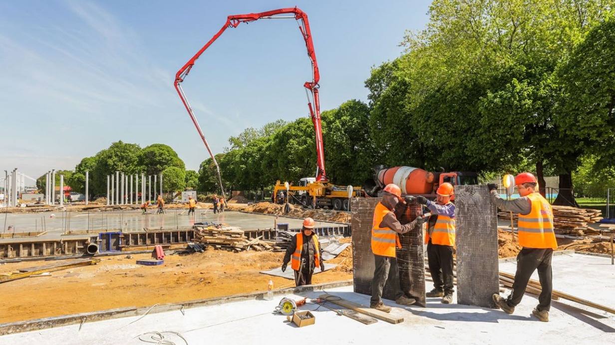 Работы по благоустройству четырех крупных парковых территорий начались в Москве