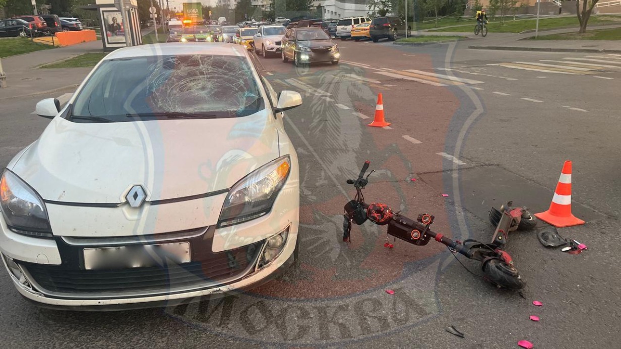 Автомобиль сбил подростка на электросамокате на переходе в Митине