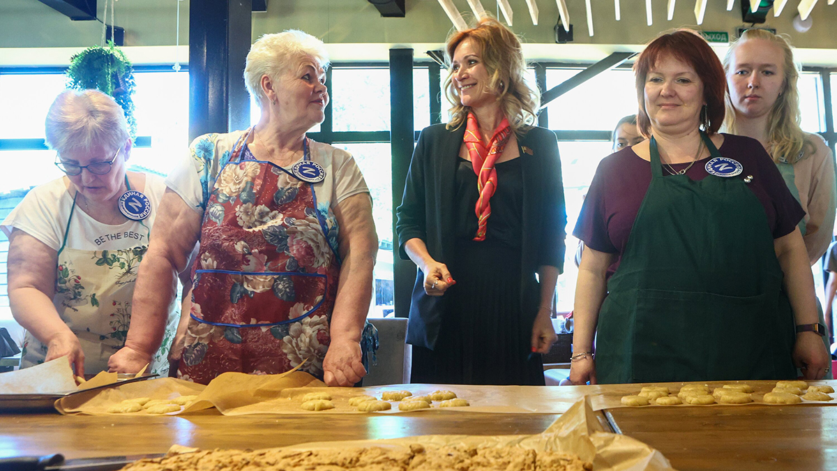 Депутат МГД Киселева провела мастер-класс по приготовлению «маминого печенья» для отправки бойцам СВО