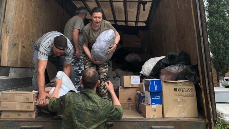 Разгрузка партии гуманитарного груза для 100-й бригады ДНР (в настоящее время — 110-я бригада ВС РФ) в городе Харцызске ДНР