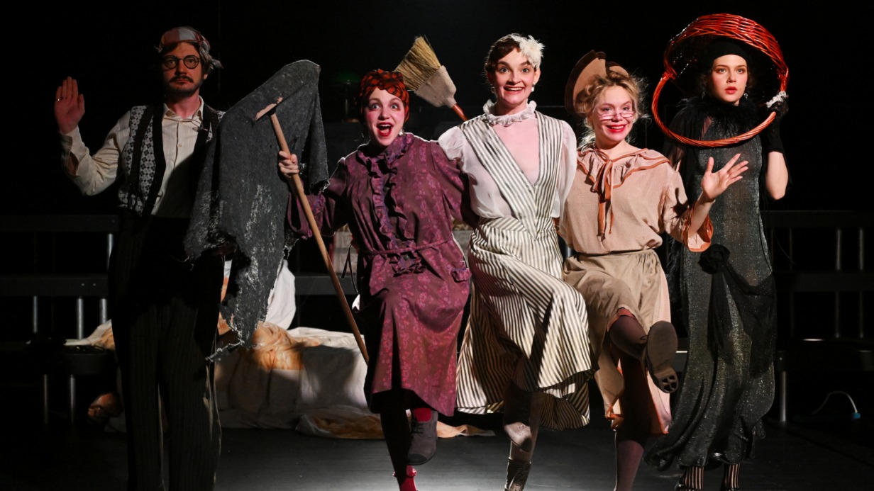 Сцена из спектакля «Кабаре «Гадюка» в Театре Моссовета