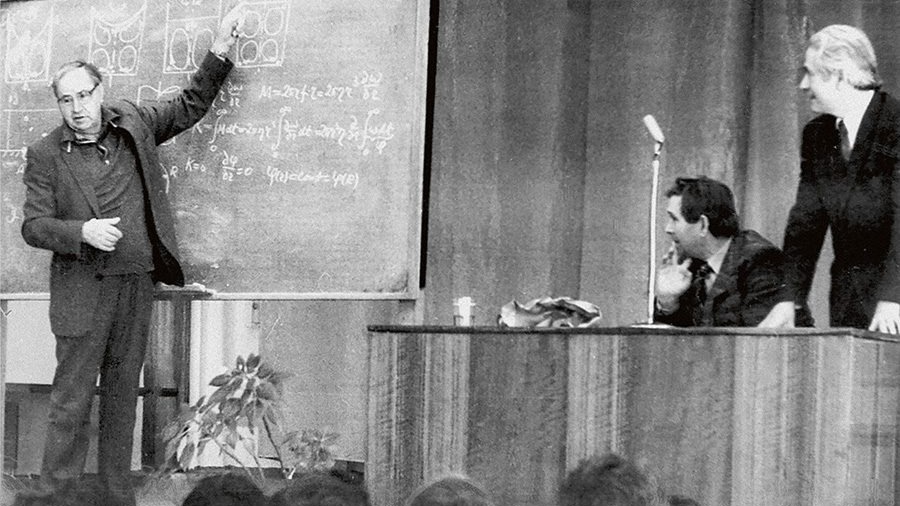 Лекция Евгения Забабахина (на фото слева) — заместителя научного руководителя РФЯЦ-ВНИИТФ 