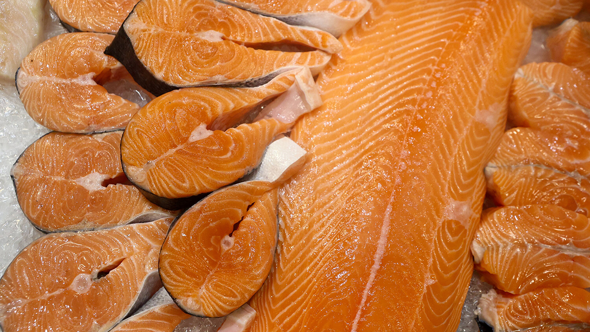 Москвичка купила во «ВкусВилле» кишащую червями рыбу