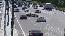 Автомобиль влетел в отбойник и перевернулся на 95-м километре МКАД