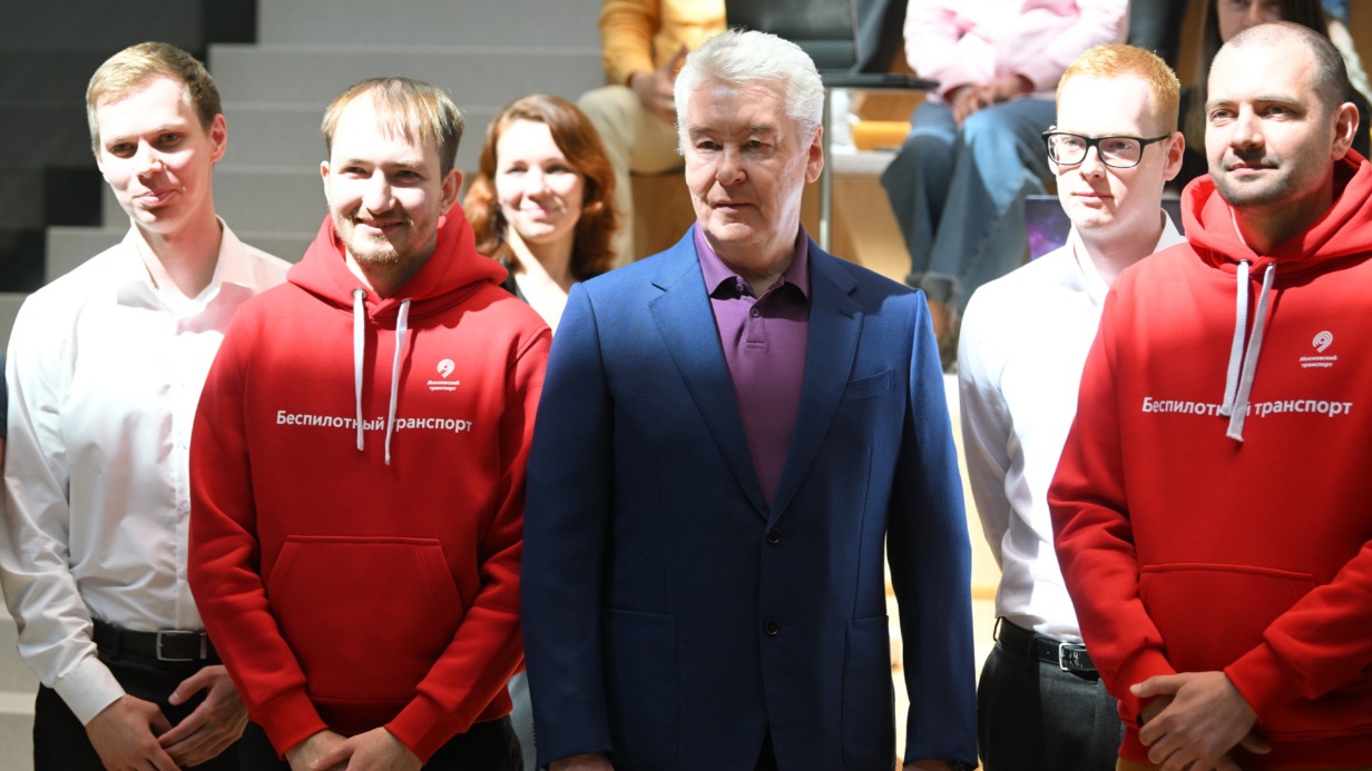 Мэр Москвы Сергей Собянин (в центре) вместе с сотрудниками Центра развития электротранспорта и беспилотных технологий (слева направо) Федором Уткиным, Романом Хихиным, Михаилом Маловым и Павлом Бокшой запускают первый беспилотный трамвай для тестирования на городском маршруте