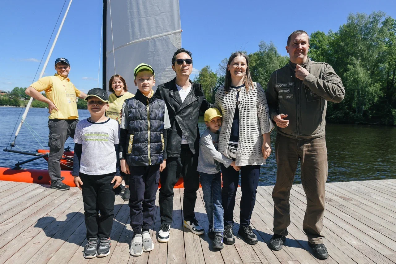 Газманов встретился с бойцами СВО на благотворительной регате