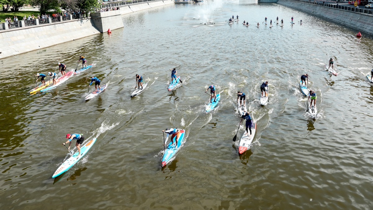 Участниками SUP-регаты «Москва — на волне» стали более 200 человек