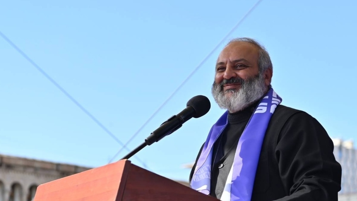 Оппозиция выдвинула кандидатуру архиепископа Галстаняна на пост премьера Армении