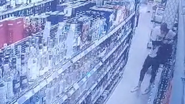 Москвич попытался украсть три бутылки виски из магазина. Видео