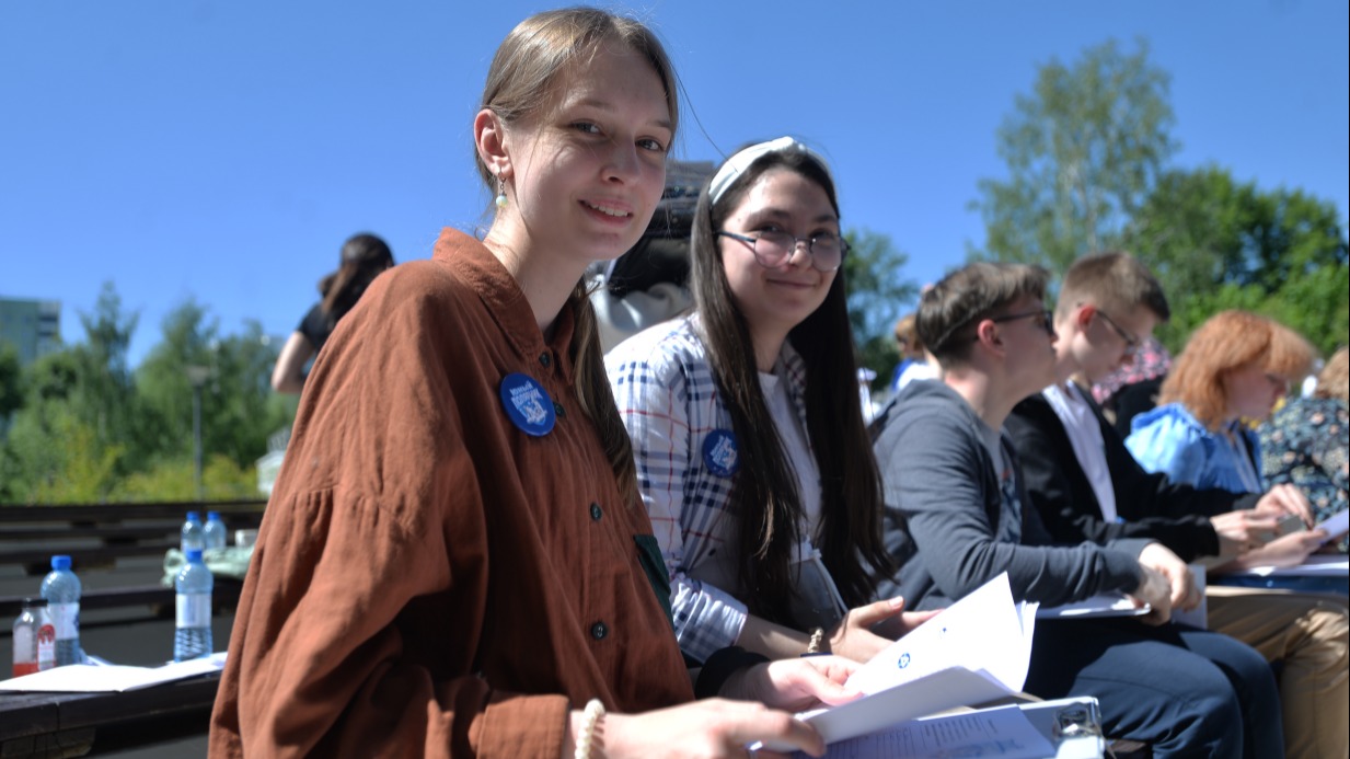 Ученицы школы № 1568 Виктория Неунылова (слева) и Макка Замаева пишут «Полярный диктант» в «Парке Яуза»