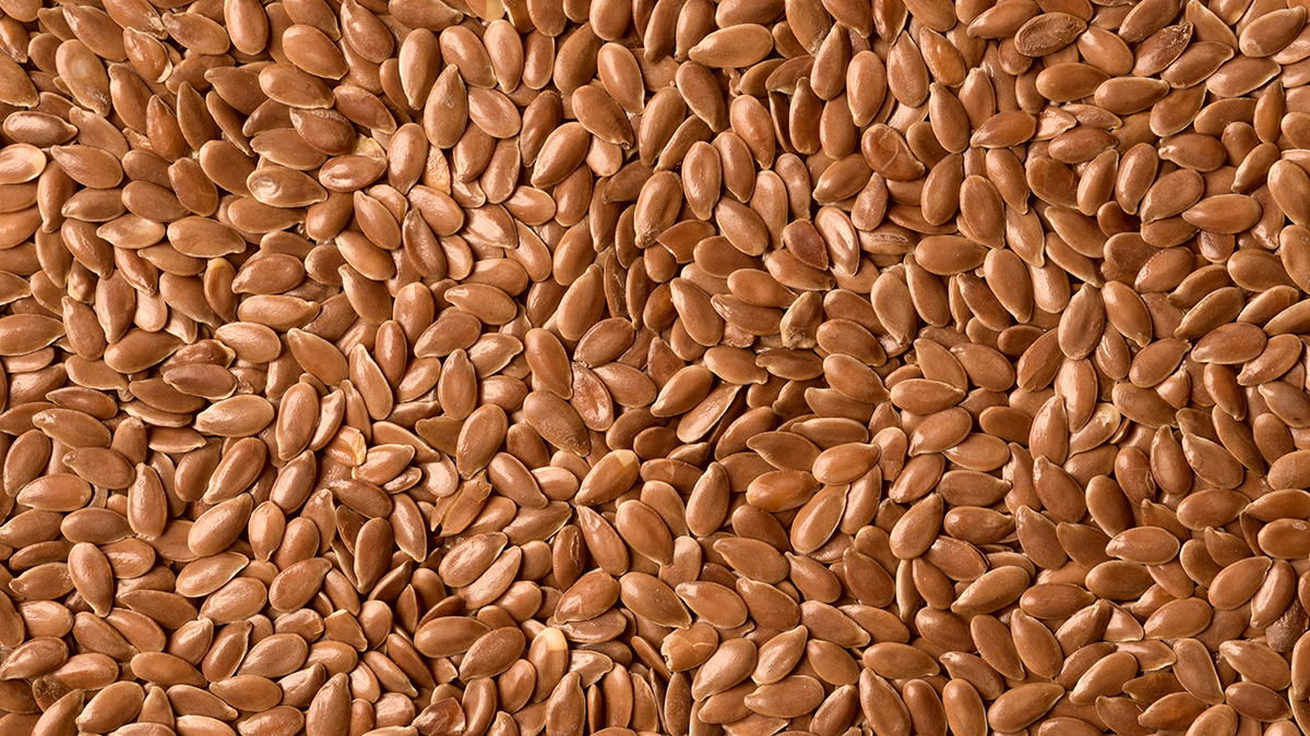 Борются с раком и лишним весом: ученые рассказали о пользе семян льна