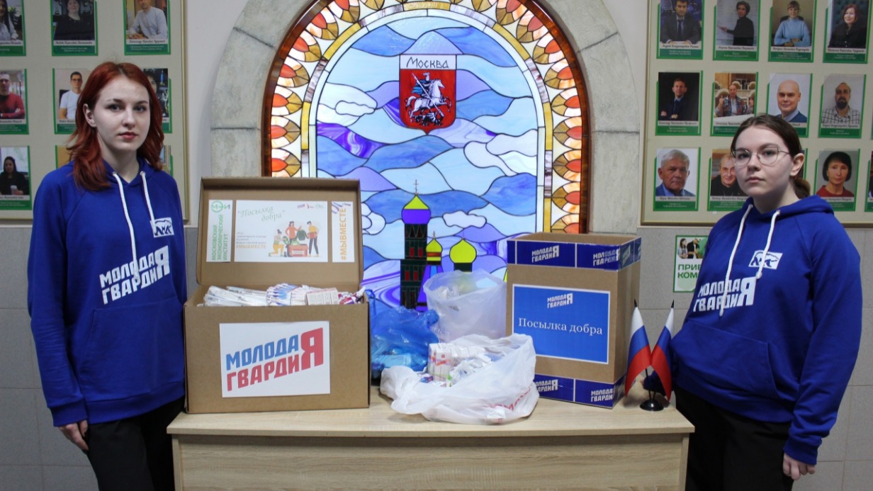 Активисты Московского экономического института Екатерина Мучкаева (слева) и Мария Юдина во время отправки гуманитарной помощи