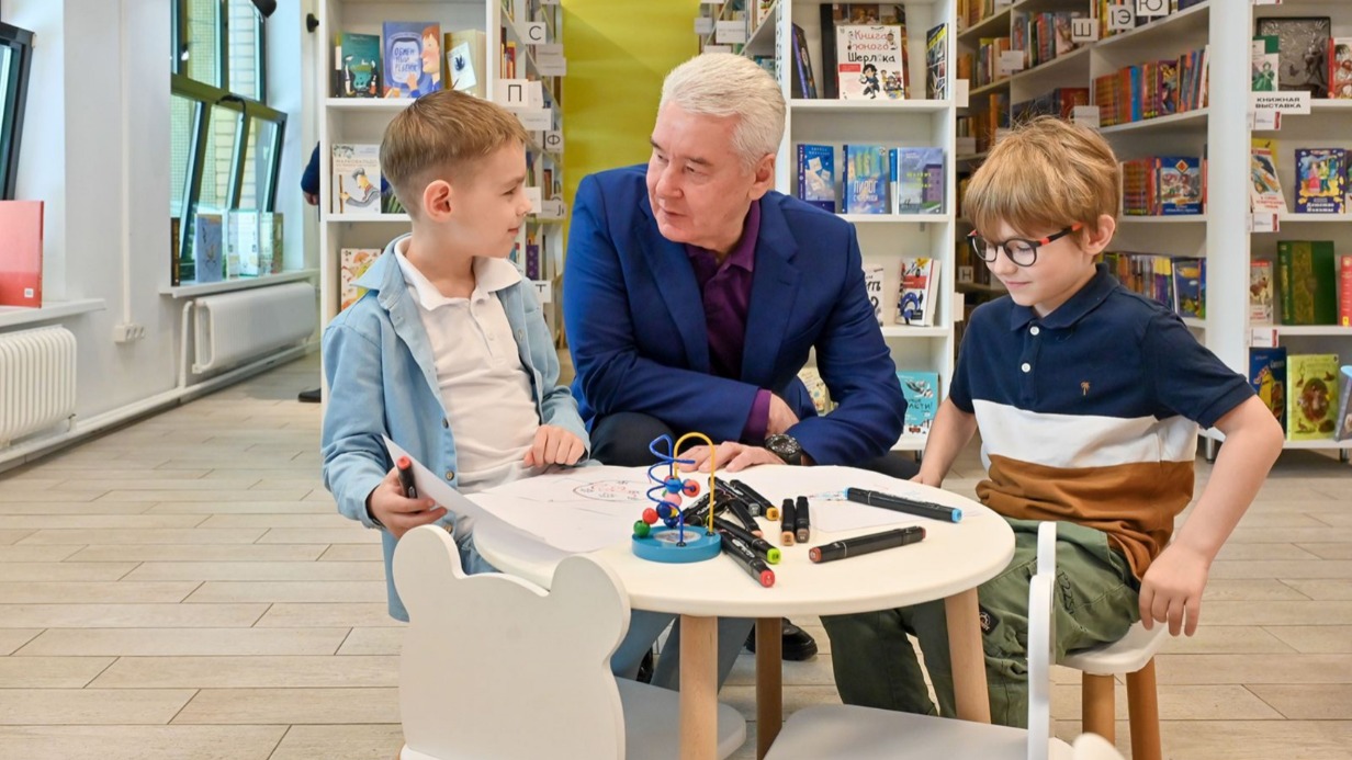 Мэр Москвы Сергей Собянин пообщался с юными посетителями Центральной молодежной библиотеки № 122 имени Александра Грина