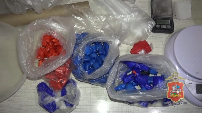 Наркокурьеров с крупной партией метадона и героина задержали в Подмосковье