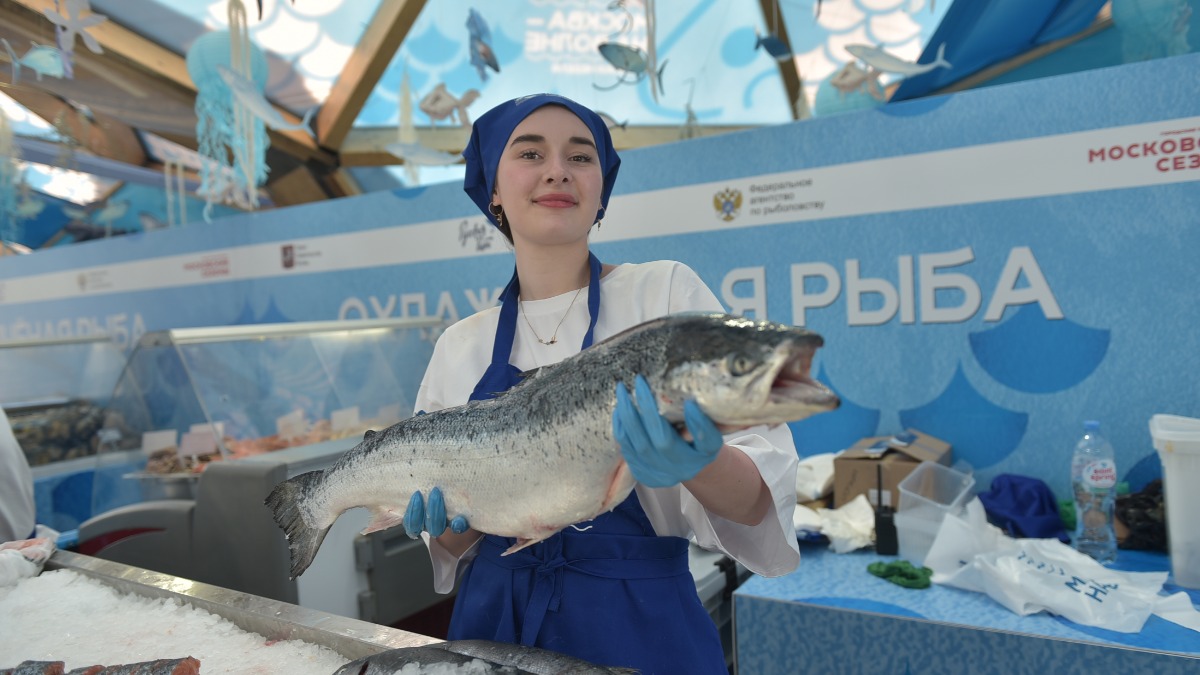 Продавец фестивальной площадки на Школьной Арина Севрюкова с форелью