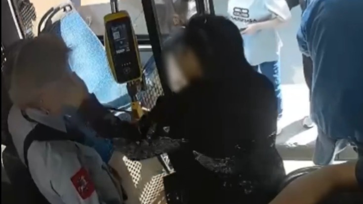 Безбилетница ударила контролера по лицу в автобусе на востоке Москвы