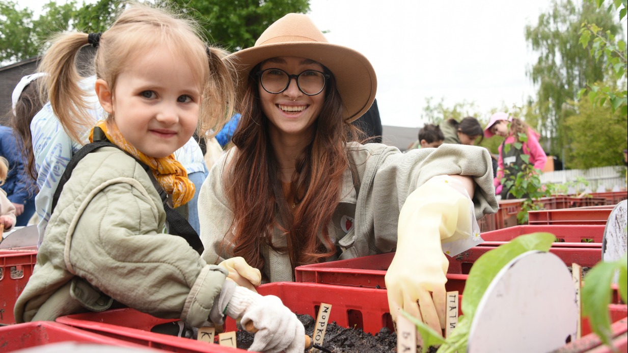 Алена Демидова с дочерью Кирой на общественном огороде в Парке Горького 