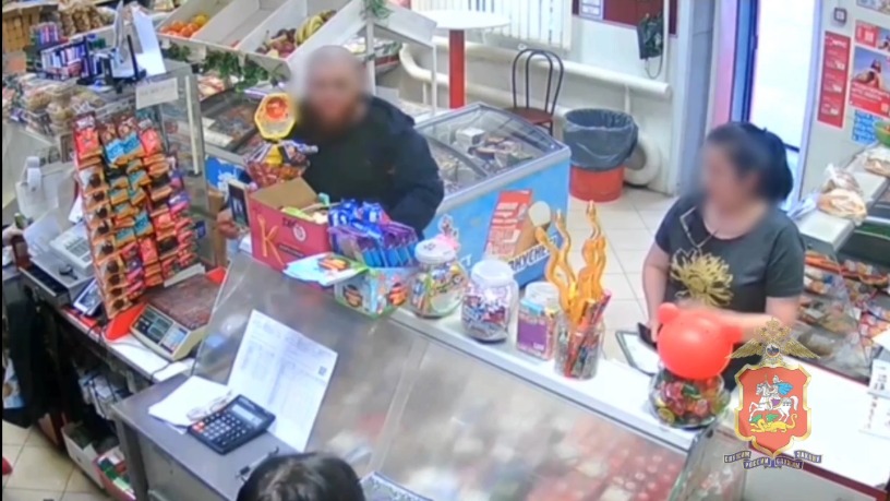 Мужчина грозился зарезать продавца из-за бутылки виски в Чехове. Видео